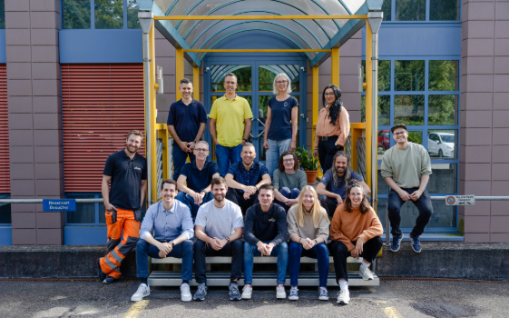 équipe avisec : photo de groupe devant les bureaux – Photo d'équipe