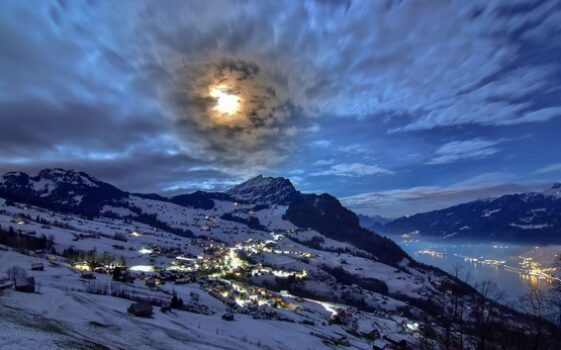 webcam panoramique avisec : village de montagne enneigé la nuit, lune brillante – Image webcam