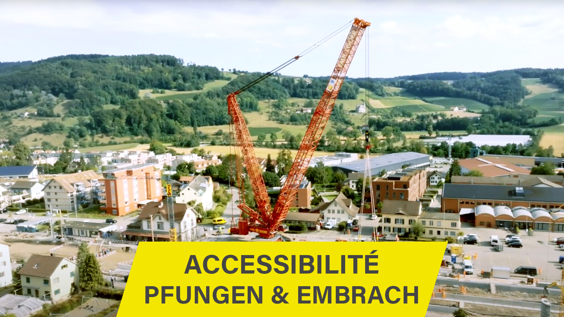 Vue aérienne d'une gare avec une grue, superposée d'un bouton lecture et du titre 'Accessibilité Pfungen & Embrach'.