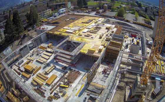 avisec Construction Camera: vista aerea di un cantiere attivo con ponteggi – Foto