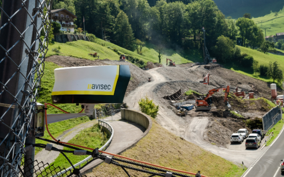 avisec Construction Camera Pro: su recinzione, vista su cantiere in pendenza – Foto prodotto