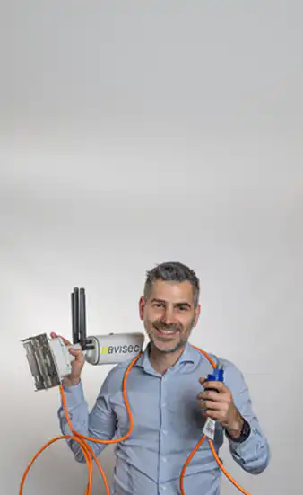 Luca Baldelli installing an avisec Construction Camera