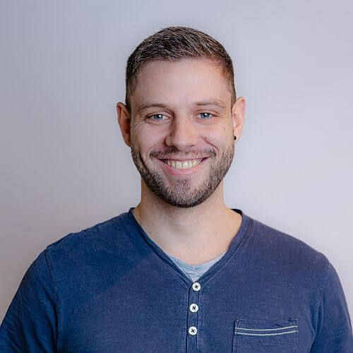 Für mich braucht ein erfolgreicher Tag Kaffee, Code und Klimmzüge.